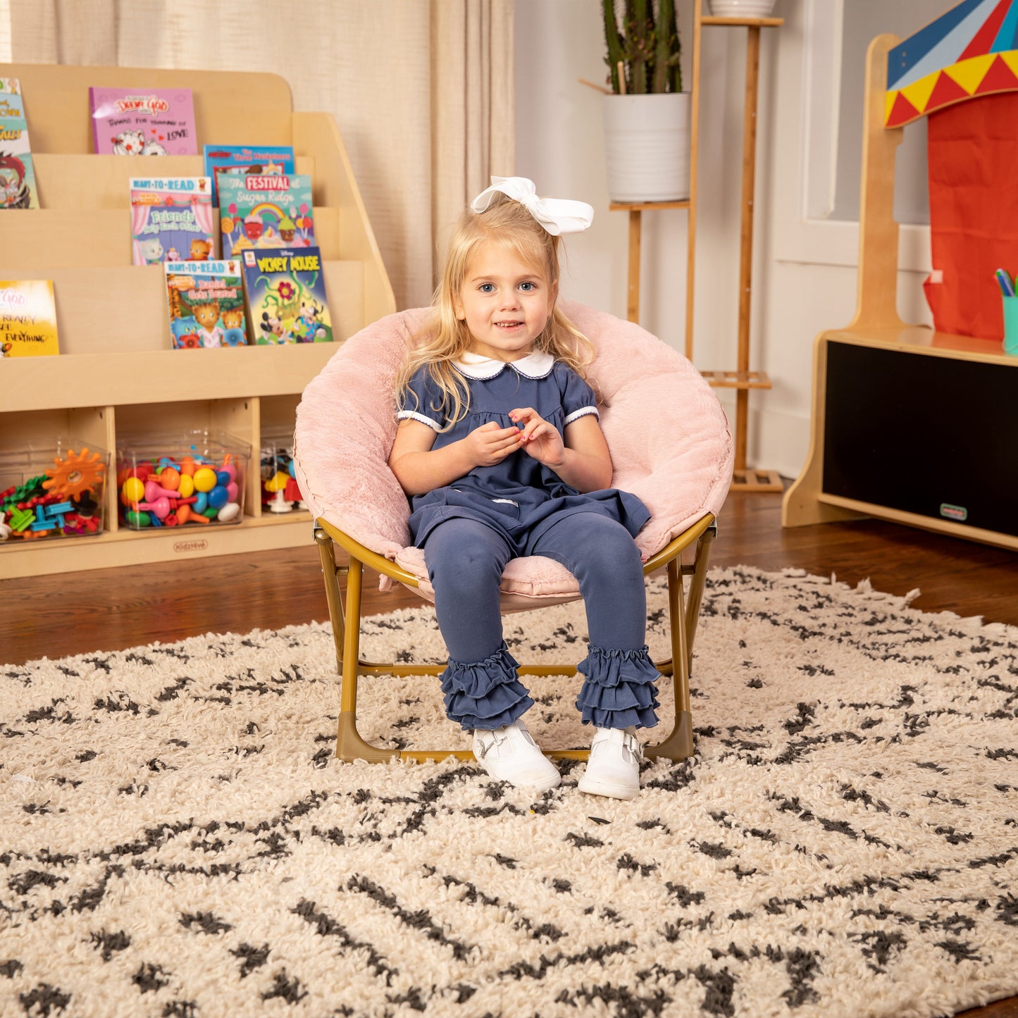 Gwen 23" Kids Cozy Mini Folding Saucer Chair, Faux Fur Moon Chair for Toddlers and Bedroom, Blush/Soft Gold Blush Faux Fur/Soft Gold Frame