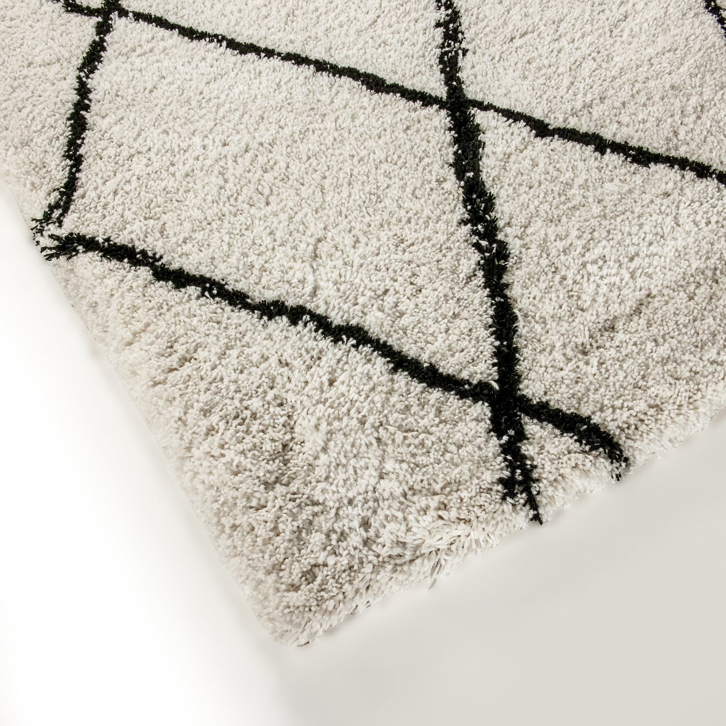 Roxy Shag Style Diamond Trellis Area Rug - 5' x 7' - Ivory Ivory/Black